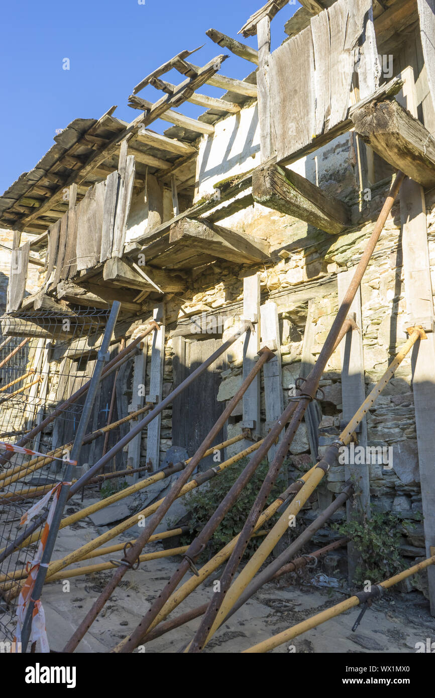 Rekonstruktion von alten Häusern aus Stein für die Wiederauffrischung der alten Dörfer in der Provinz Zamora in Spanien Stockfoto