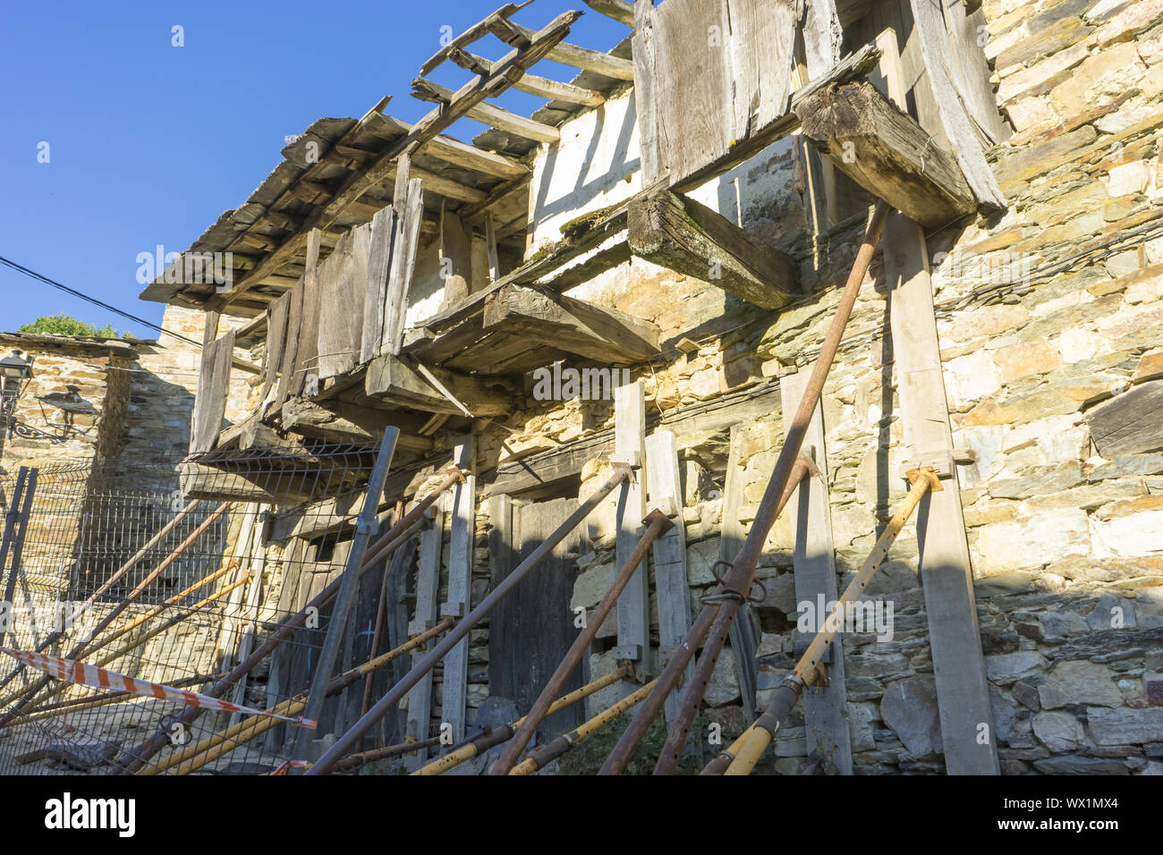 Rekonstruktion von alten Häusern aus Stein für die Wiederauffrischung der alten Dörfer in der Provinz Zamora in Spanien Stockfoto