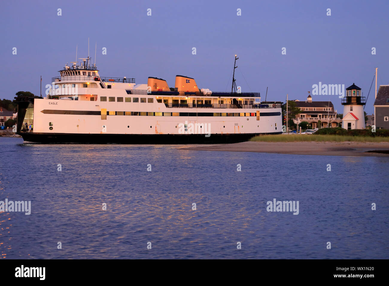 Fähre vorbei Hyannis Hafen Leuchtturm aka Lewis Bay Leuchtturm in der Dämmerung.. Cape Cod Hyannis Massachusetts. USA. Stockfoto