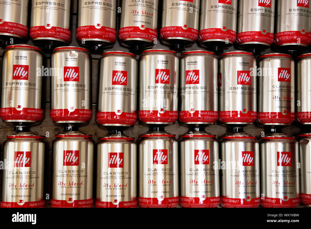Illy Kaffee Dosen verzieren die Wand eines Restaurant Stockfotografie -  Alamy