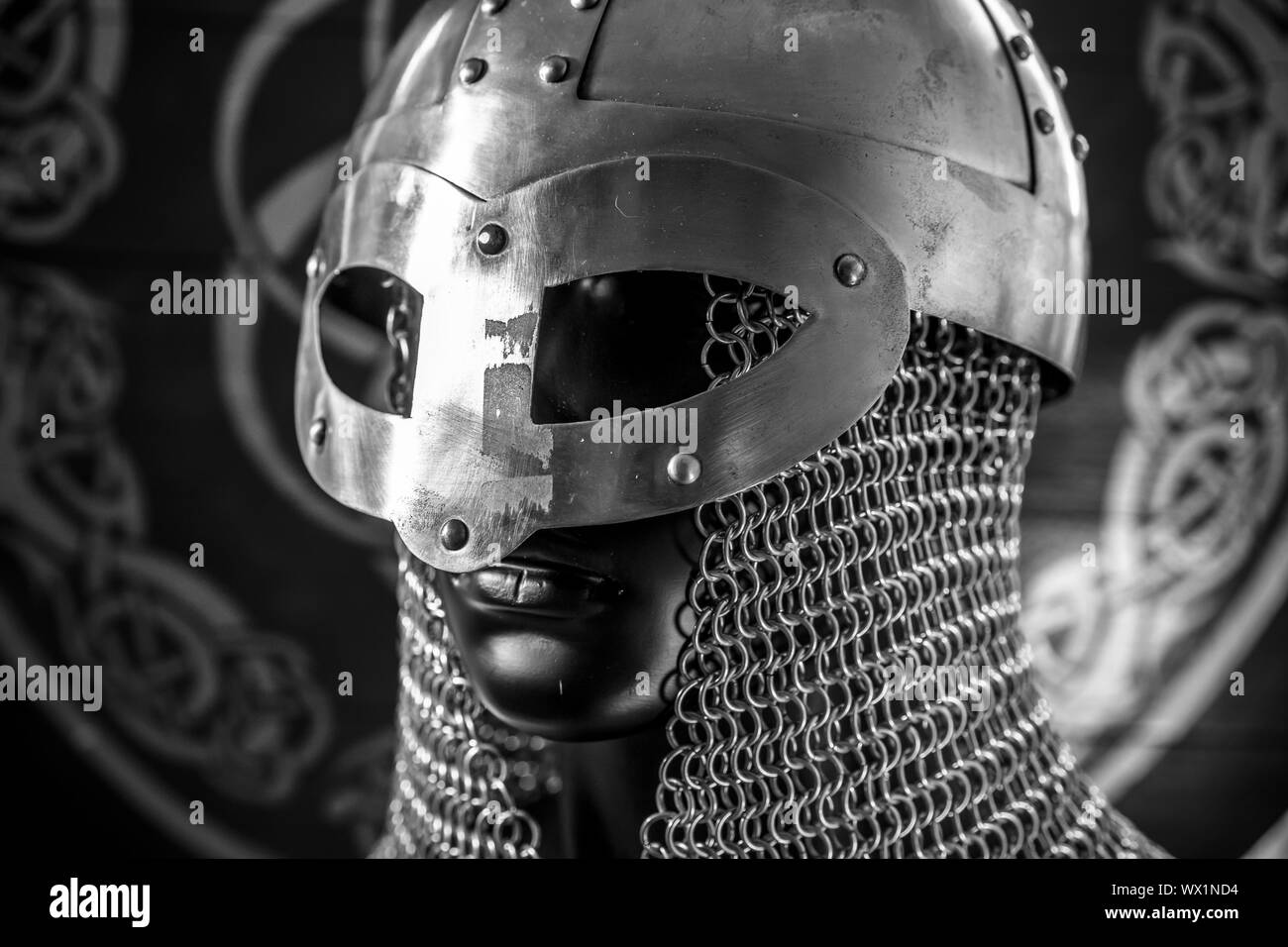 Antivirus oder Firewall Konzept, Wikinger Krieger Helm mit kettenhemd über Silver Shield Stockfoto