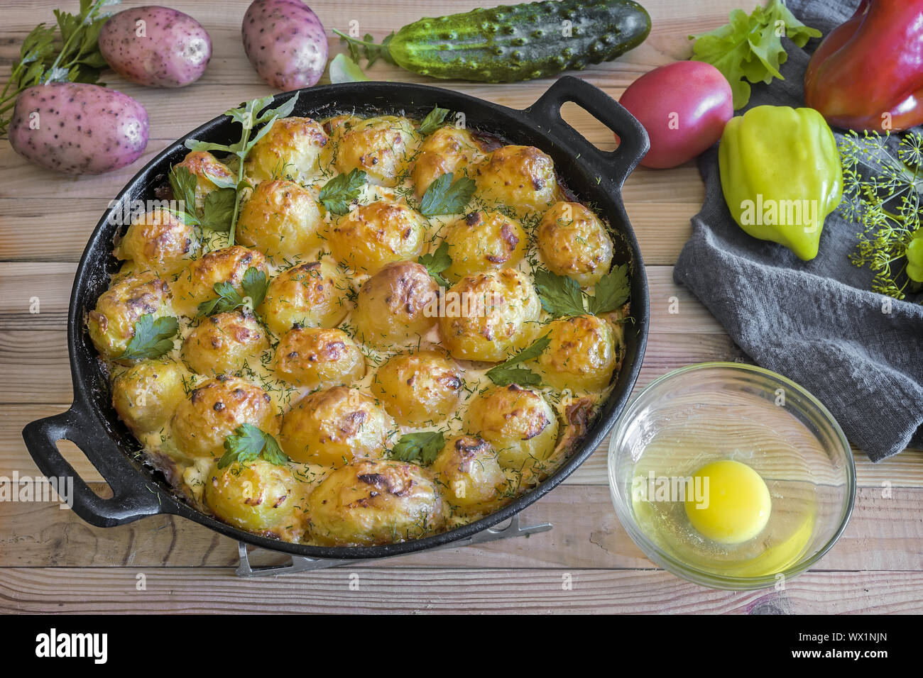 Junge Kartoffeln im Ofen gebacken. Stockfoto
