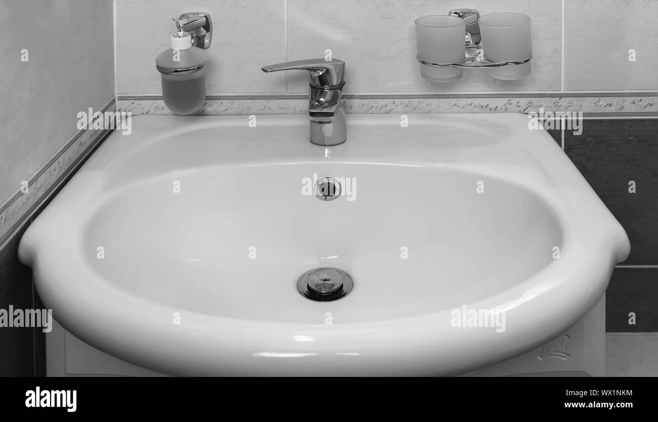 Waschbecken und Wasserhahn. Stockfoto