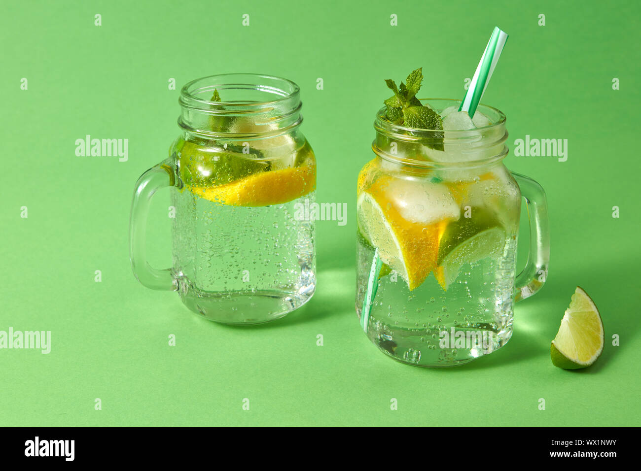 Sommer erfrischendes Getränk auf grünem Hintergrund. Hausgemachte Sekt Cocktail in Gläsern. Konzept der kalte alkoholische oder nicht-Alcoh Stockfoto