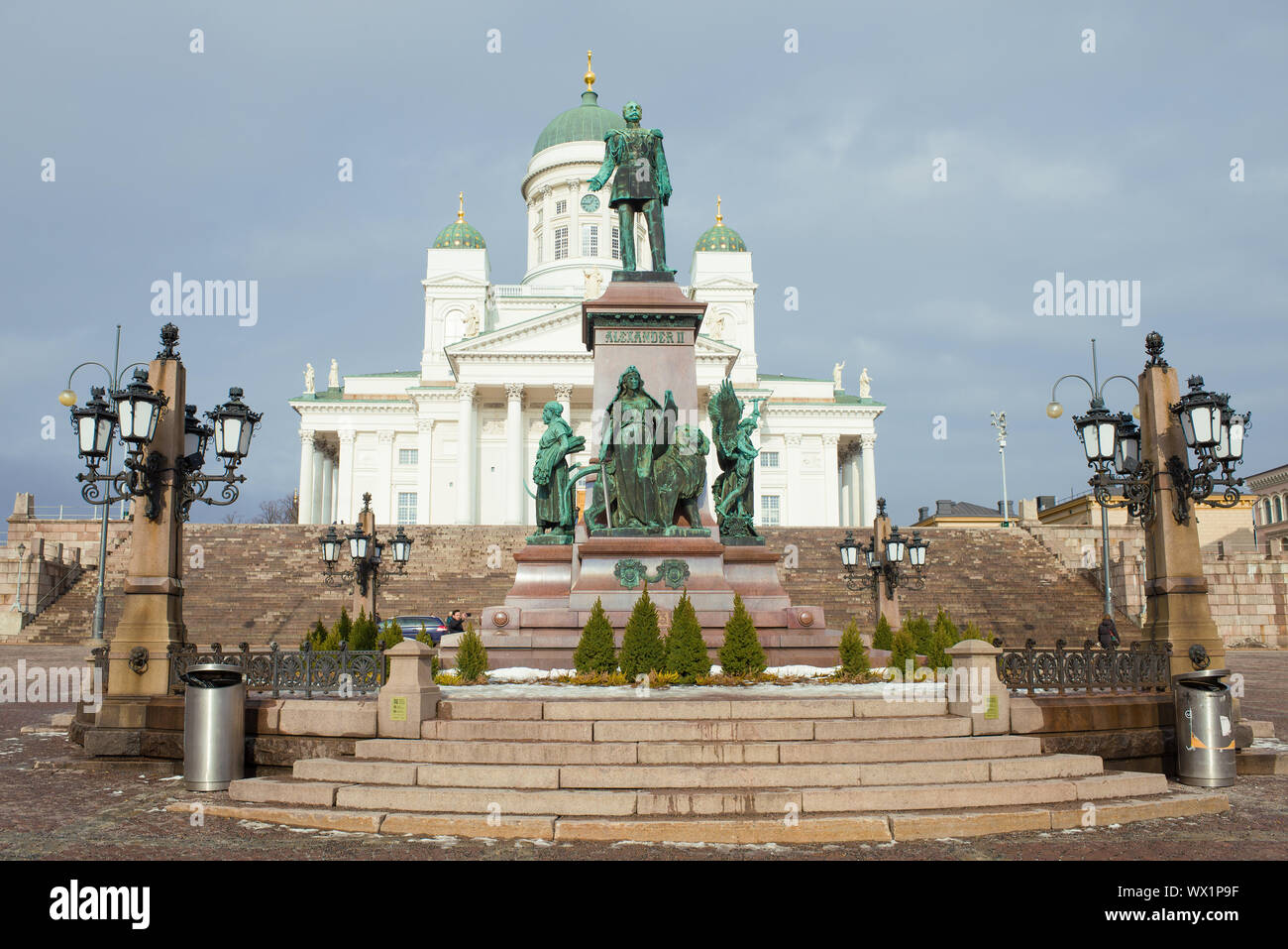 HELSINKI, Finnland - 08.MÄRZ 2019: Denkmal der Russische Kaiser Alexander II. Vor dem Hintergrund der St.-Nikolaus-Kirche an einem bewölkten März Tag. Stockfoto