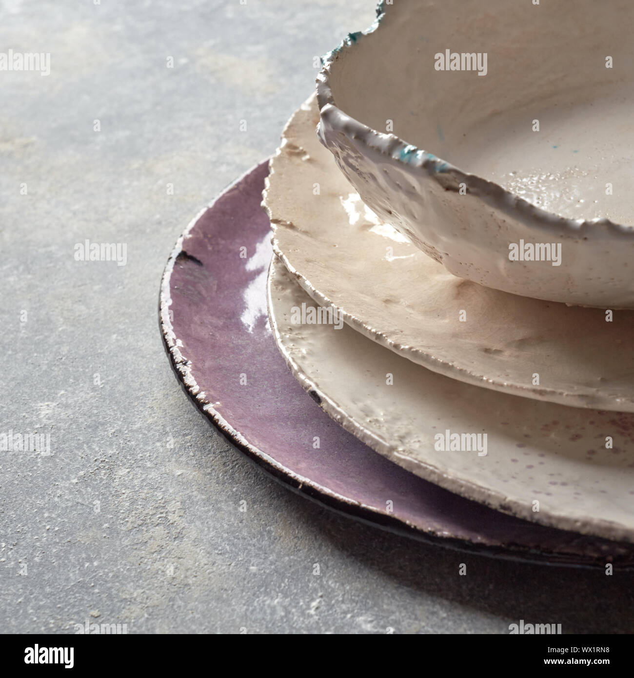 Dekorative handgefertigte Keramik - Schalen, Teller mit Glasierten auf grauem Hintergrund mit Platz für Text. . Stockfoto