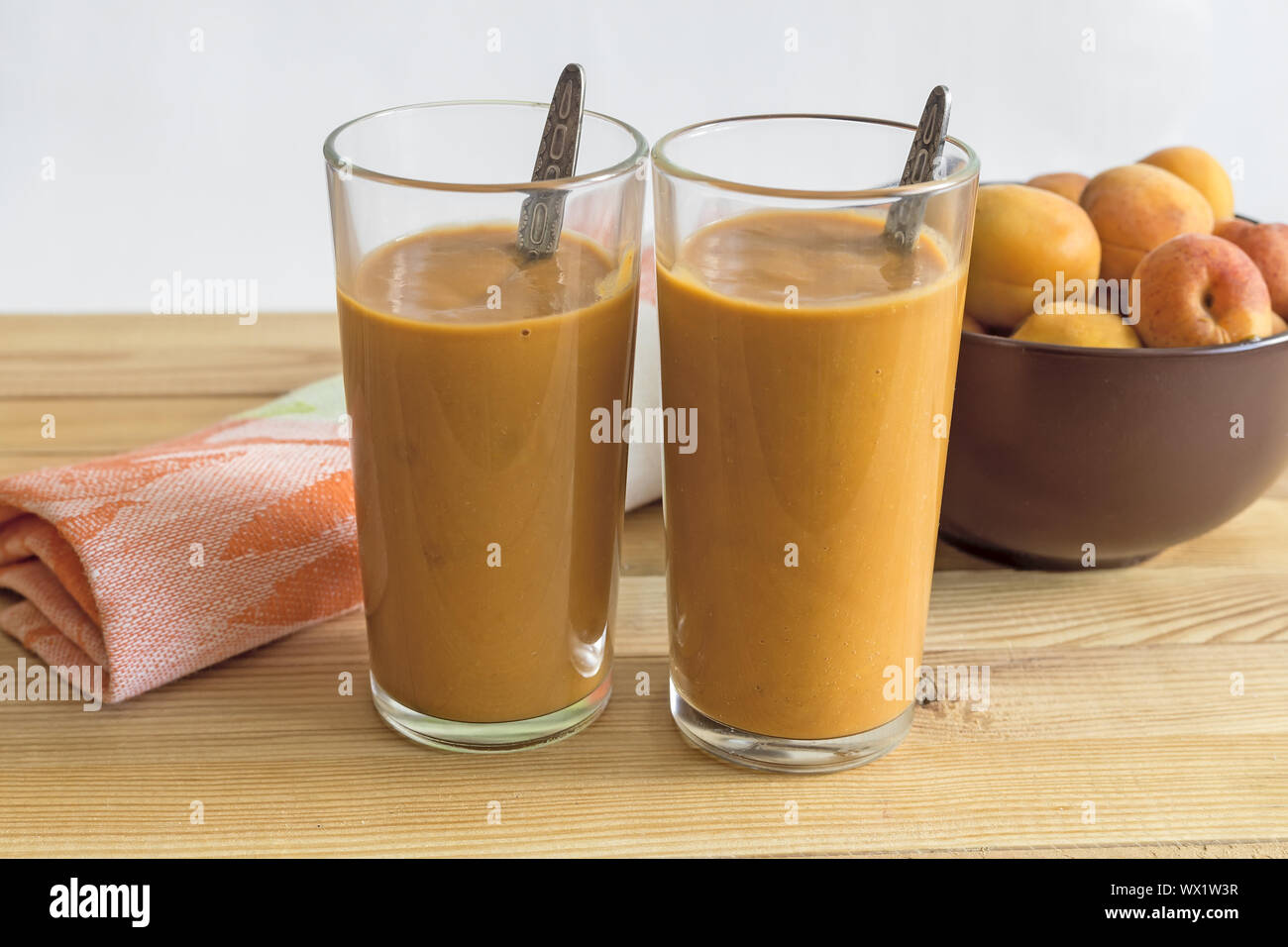 Smoothies von reifen Aprikosen mit Joghurt in Gläsern. Stockfoto