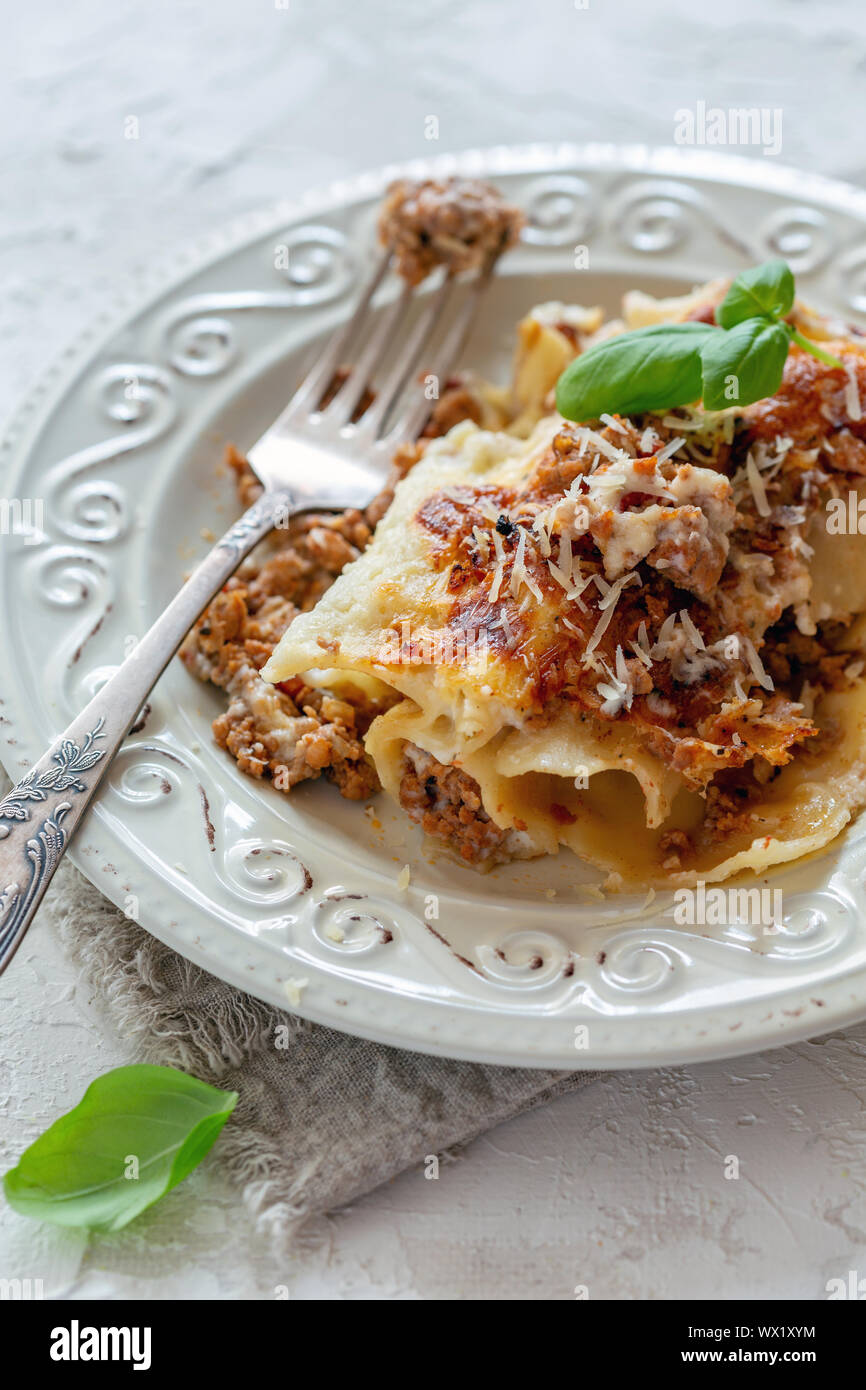Cannelloni mit Hackfleisch, Sahne, Parmesan und frischem Basilikum. Stockfoto