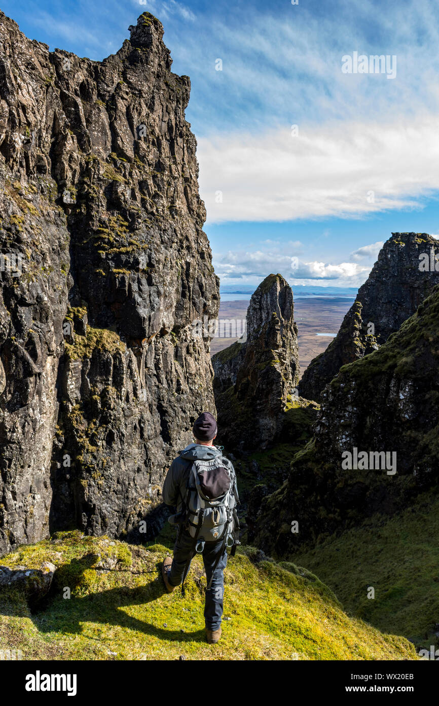 Ein Wanderer zwischen den Pinnacles und Felsen der Quiraing, Trotternish, Isle of Skye, Schottland, Großbritannien Stockfoto