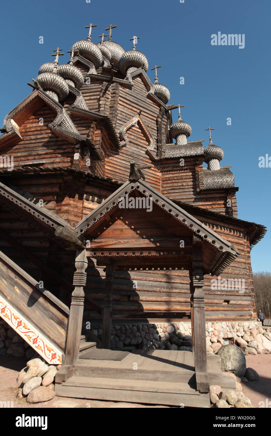 Veranda eines hölzernen orthodoxen Kirche Stockfoto