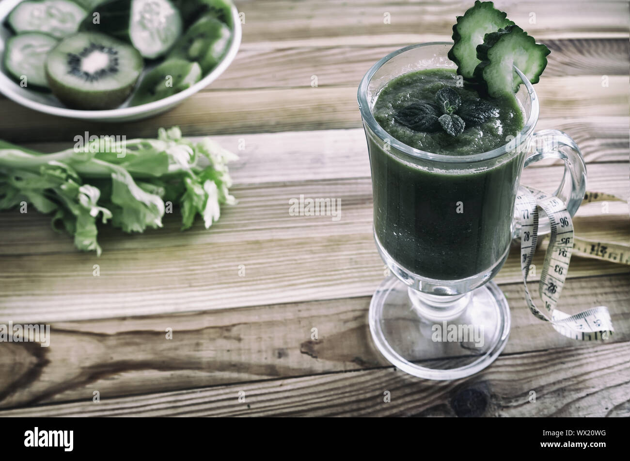 Kalorienarme Smoothie für Gewichtverlust von Gurken. Stockfoto