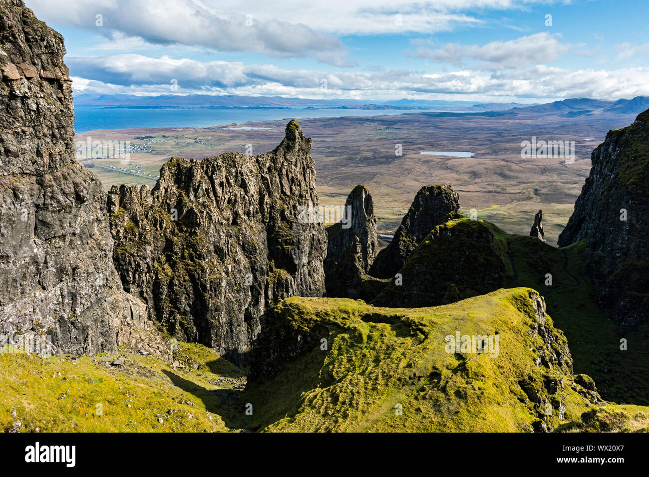 Zu den Pinnacles und Felsen der Quiraing, Trotternish, Isle of Skye, Schottland, Großbritannien Stockfoto