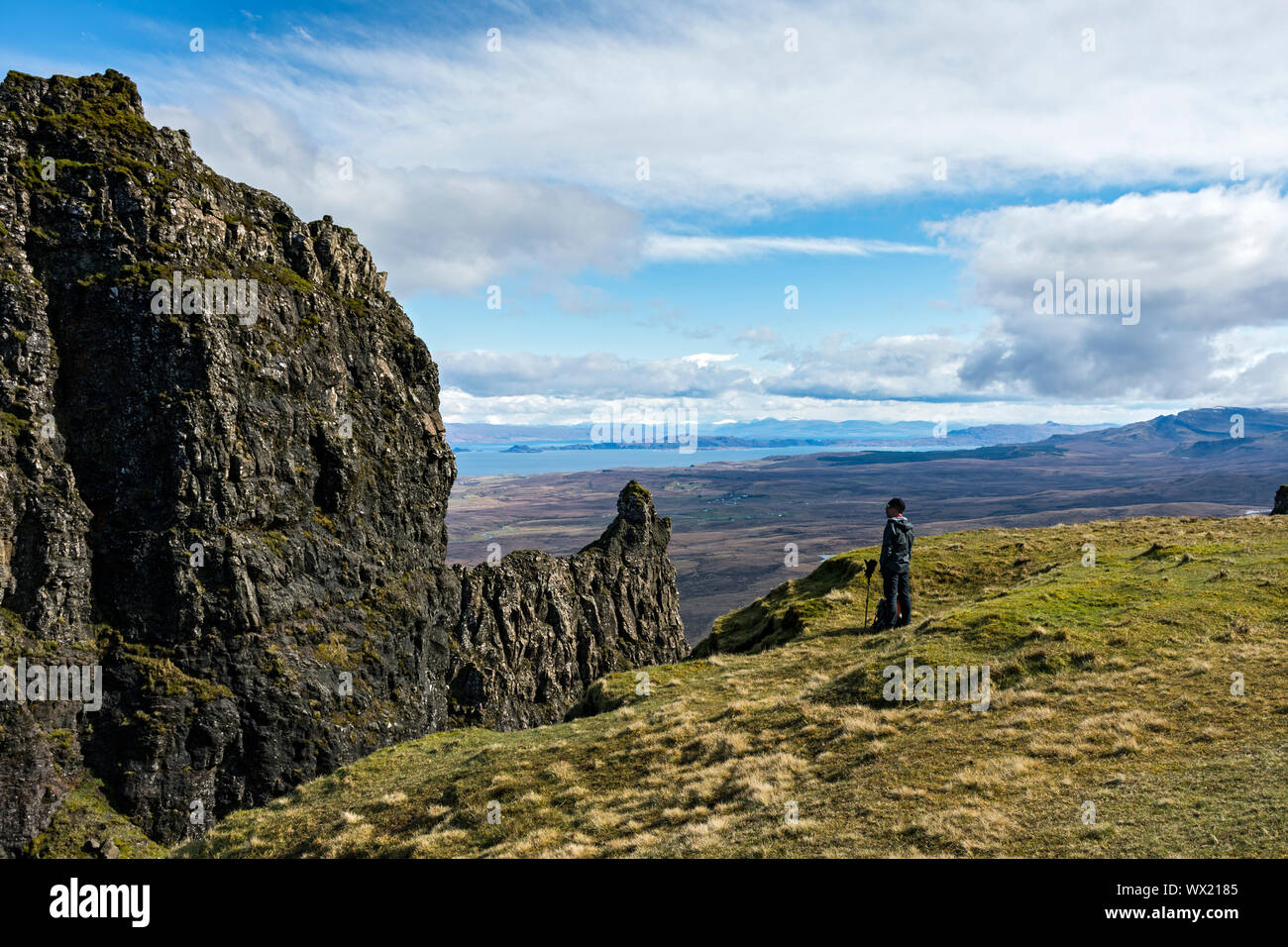 Ein Wanderer auf dem Tisch, Quiraing, Trotternish, Isle of Skye, Schottland, Großbritannien Stockfoto