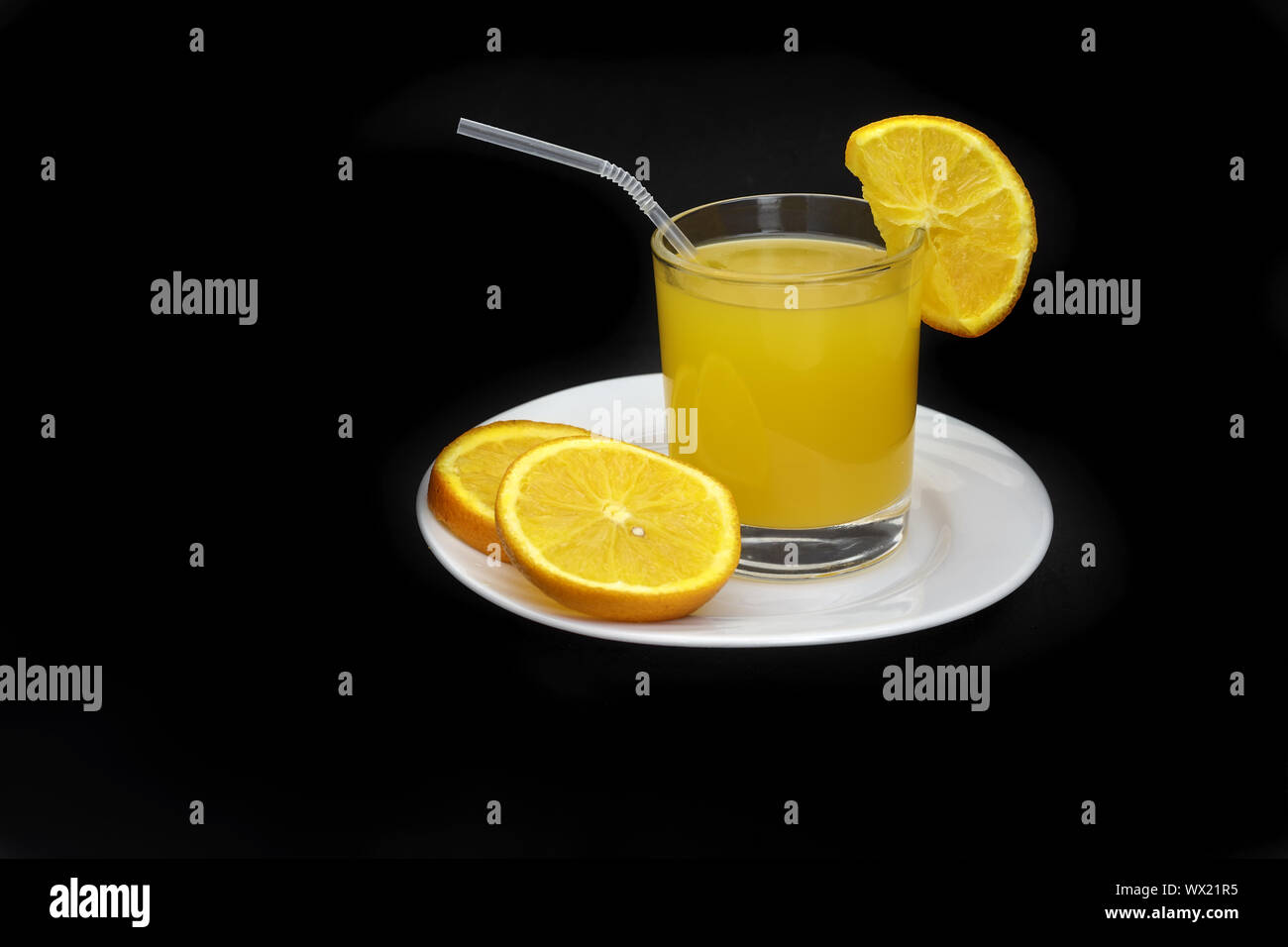 Orangensaft in einem Glas auf einem schwarzen Hintergrund. Stockfoto