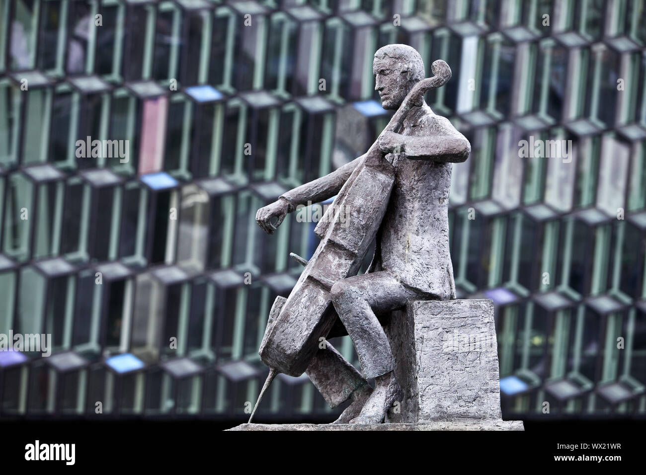 Skulptur, Cellist vor Harpa, Konzert- und Konferenzzentrum, Reykjavik, Island, Europa Stockfoto