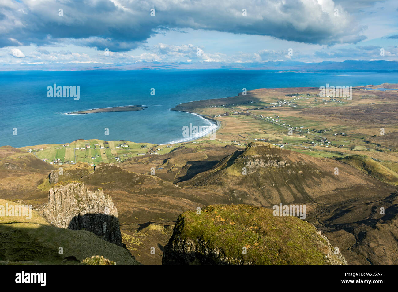 Staffin Bucht und den inneren Ton von Meall na Suiramach, die Spitze über dem Quiraing, Trotternish, Isle of Skye, Schottland, Großbritannien Stockfoto