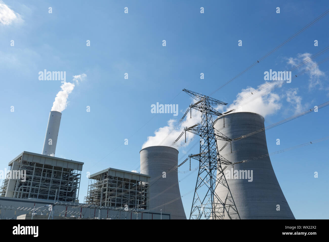 Thermisches Kraftwerk und Strom pylon Stockfoto