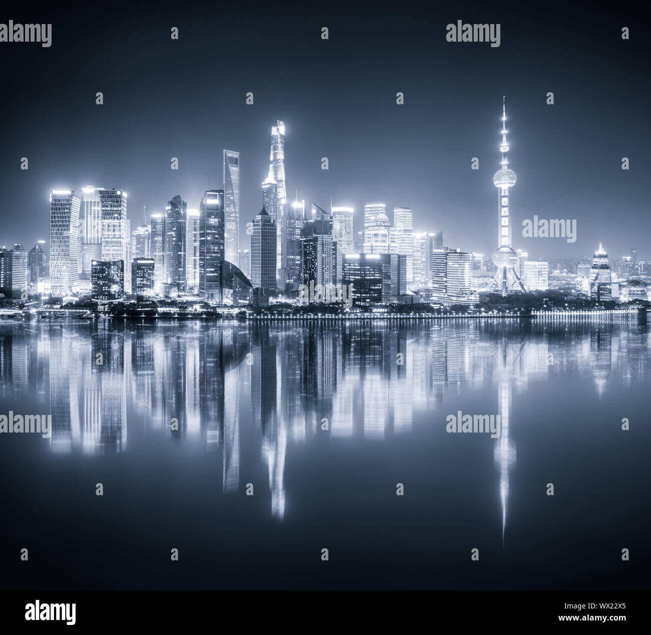 Skyline von Shanghai bei Nacht und Reflexion Stockfoto