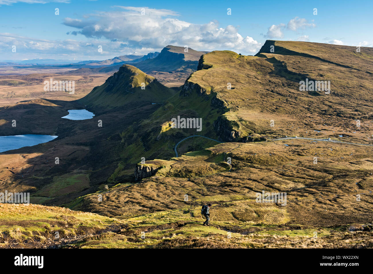 Die trotternish Ridge nach Süden über die quiraing Pass Road, von Meall na Suiramach, die Spitze über dem Quiraing, Trotternish, Isle of Skye, Schottland, Großbritannien Stockfoto