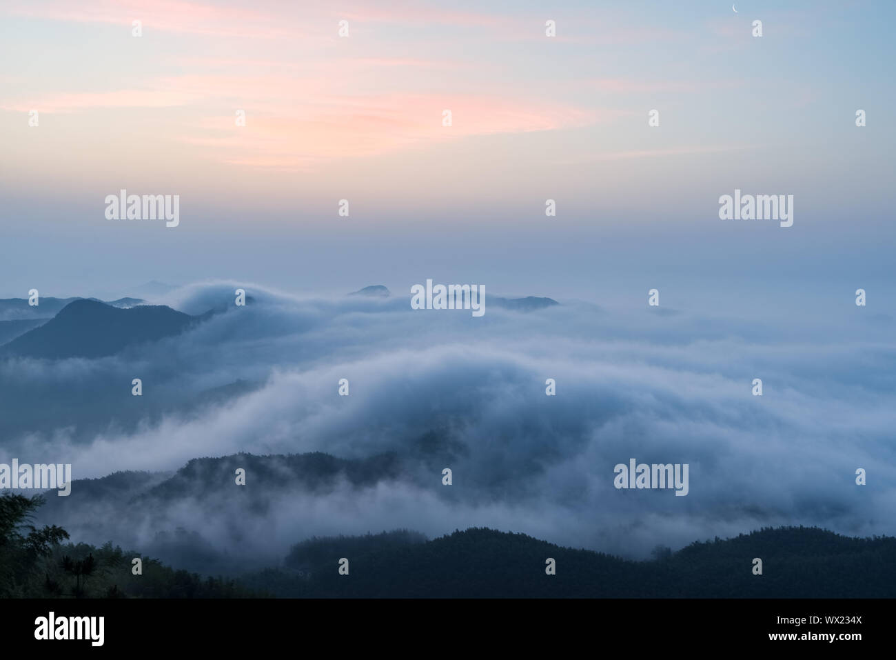 Morgen Licht und Wolken Nebel in den Bergen Stockfoto