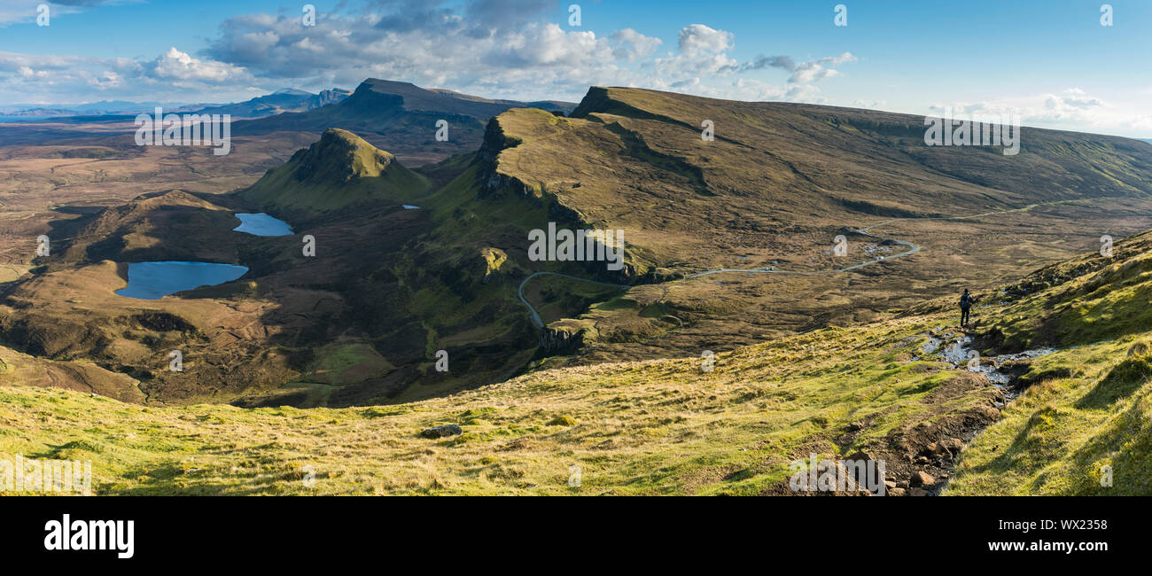 Die trotternish Ridge nach Süden über die quiraing Pass Road, von Meall na Suiramach, die Spitze über dem Quiraing, Trotternish, Isle of Skye, Schottland, Großbritannien Stockfoto