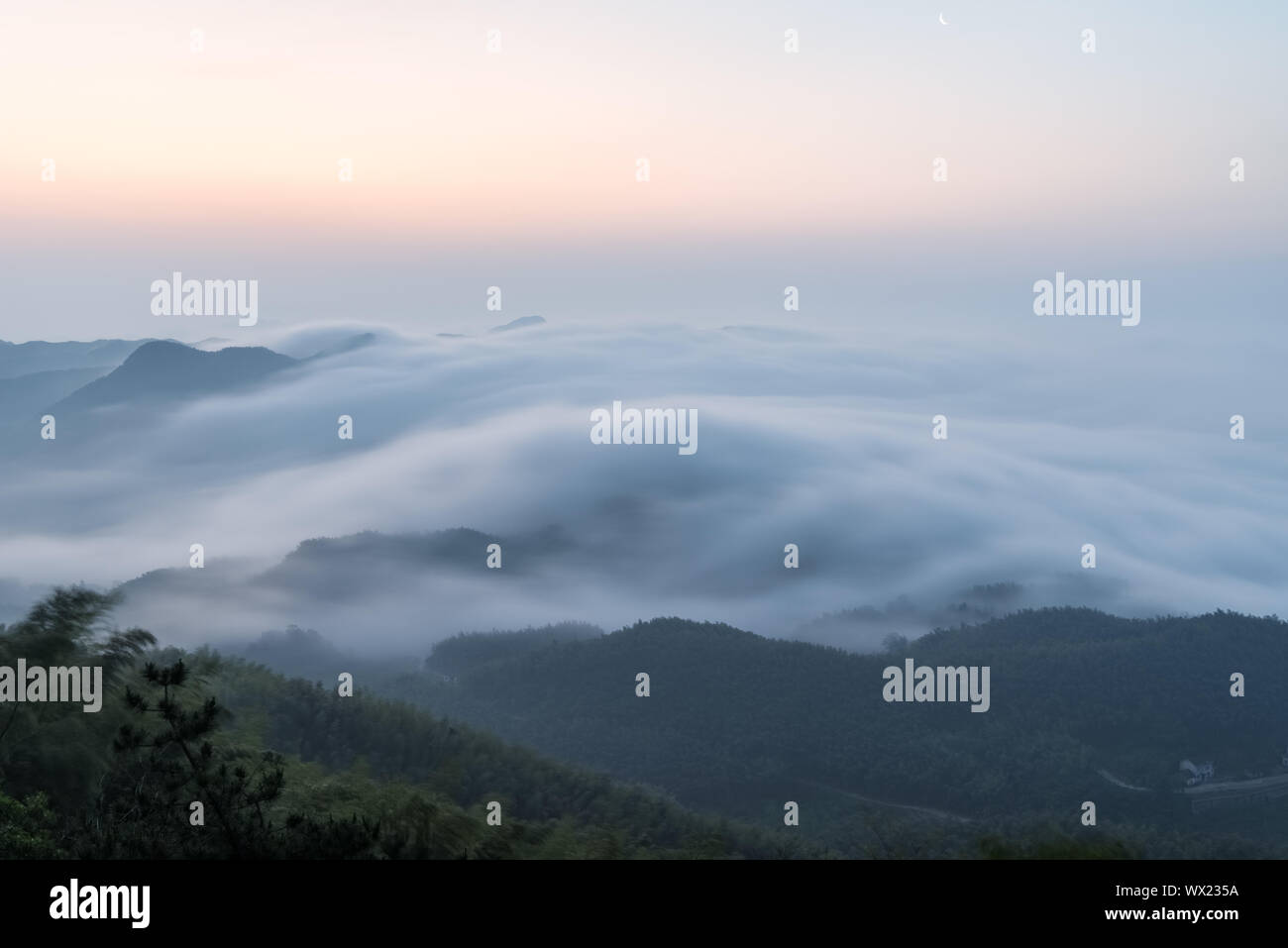 Meer der Wolken in der Morgendämmerung Stockfoto