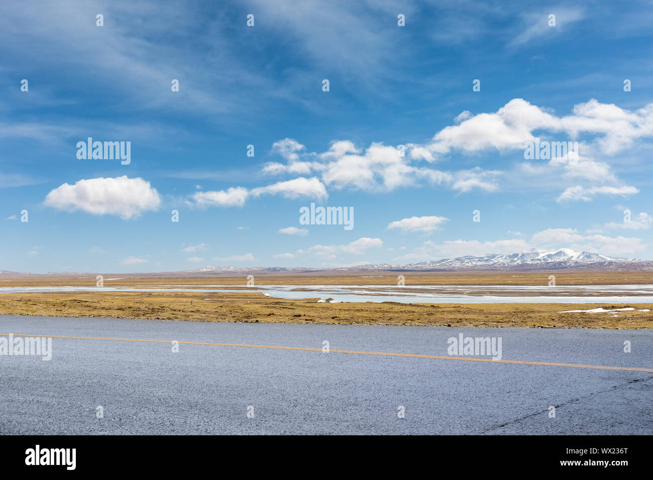 Straße auf Tibet Plateau Stockfoto