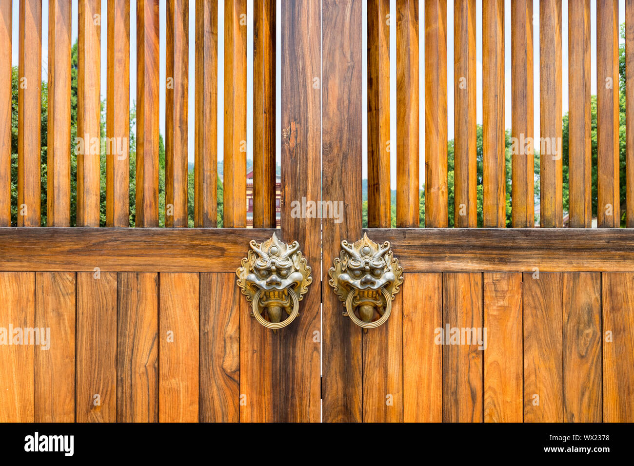 Türen aus Holz im traditionellen Stil Stockfoto
