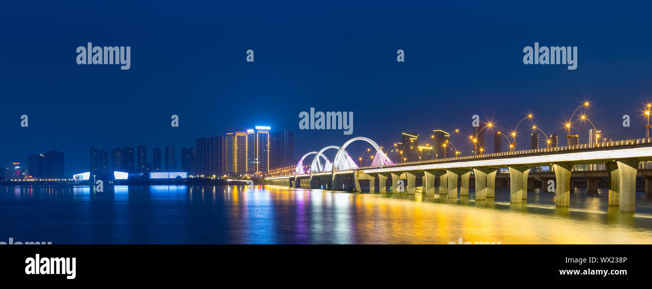 Jiujiang Nacht mit Blick auf den See und die Brücke Stockfoto