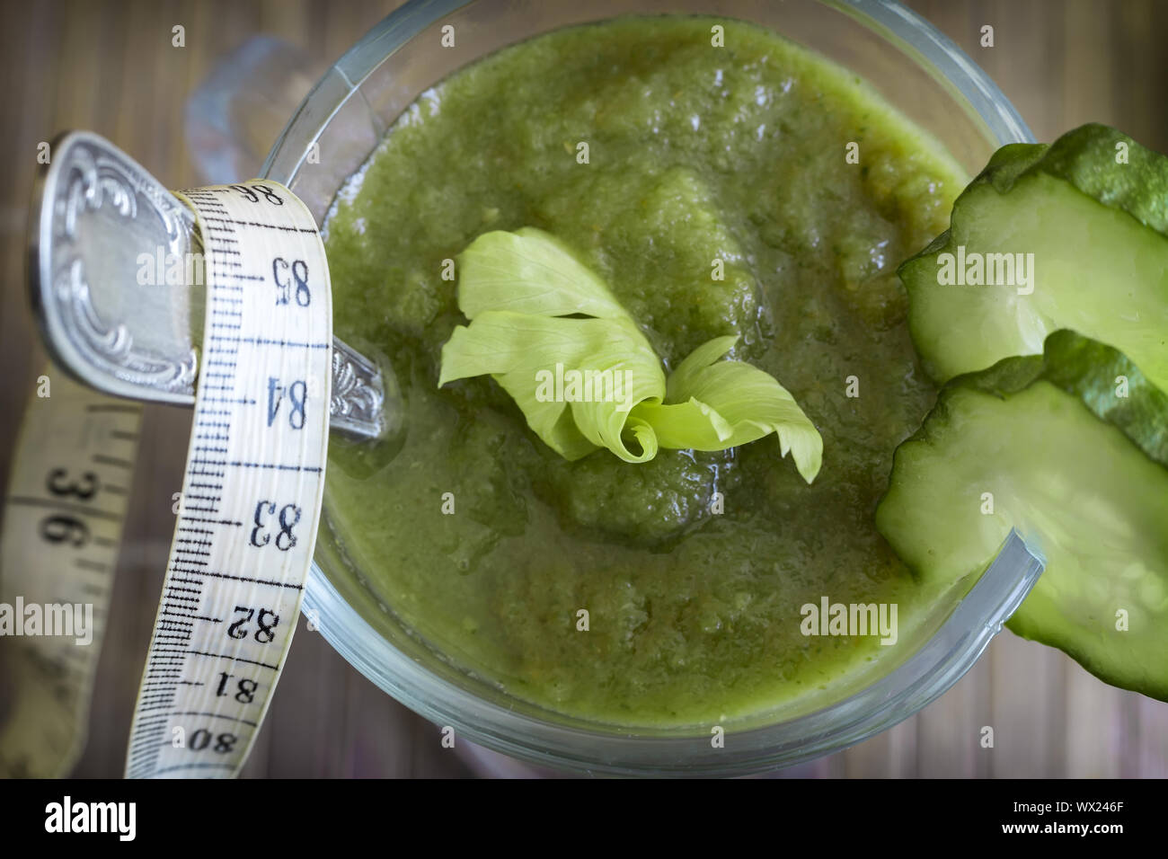 Kalorienarme Smoothie für Gewichtverlust von Gurken. Stockfoto