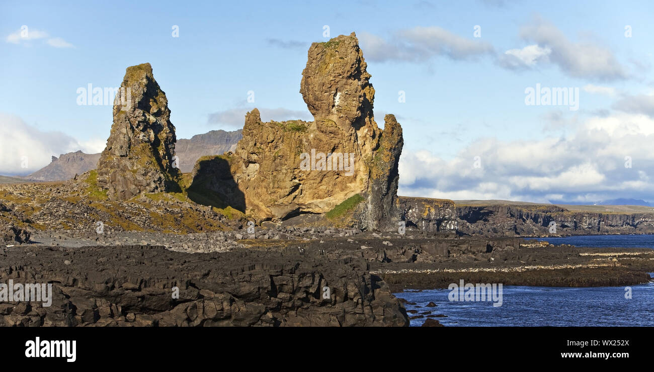 Küstenlandschaft mit felsformation Lóndrangar, Snæfellsjökull National Park, Island, Europa Stockfoto