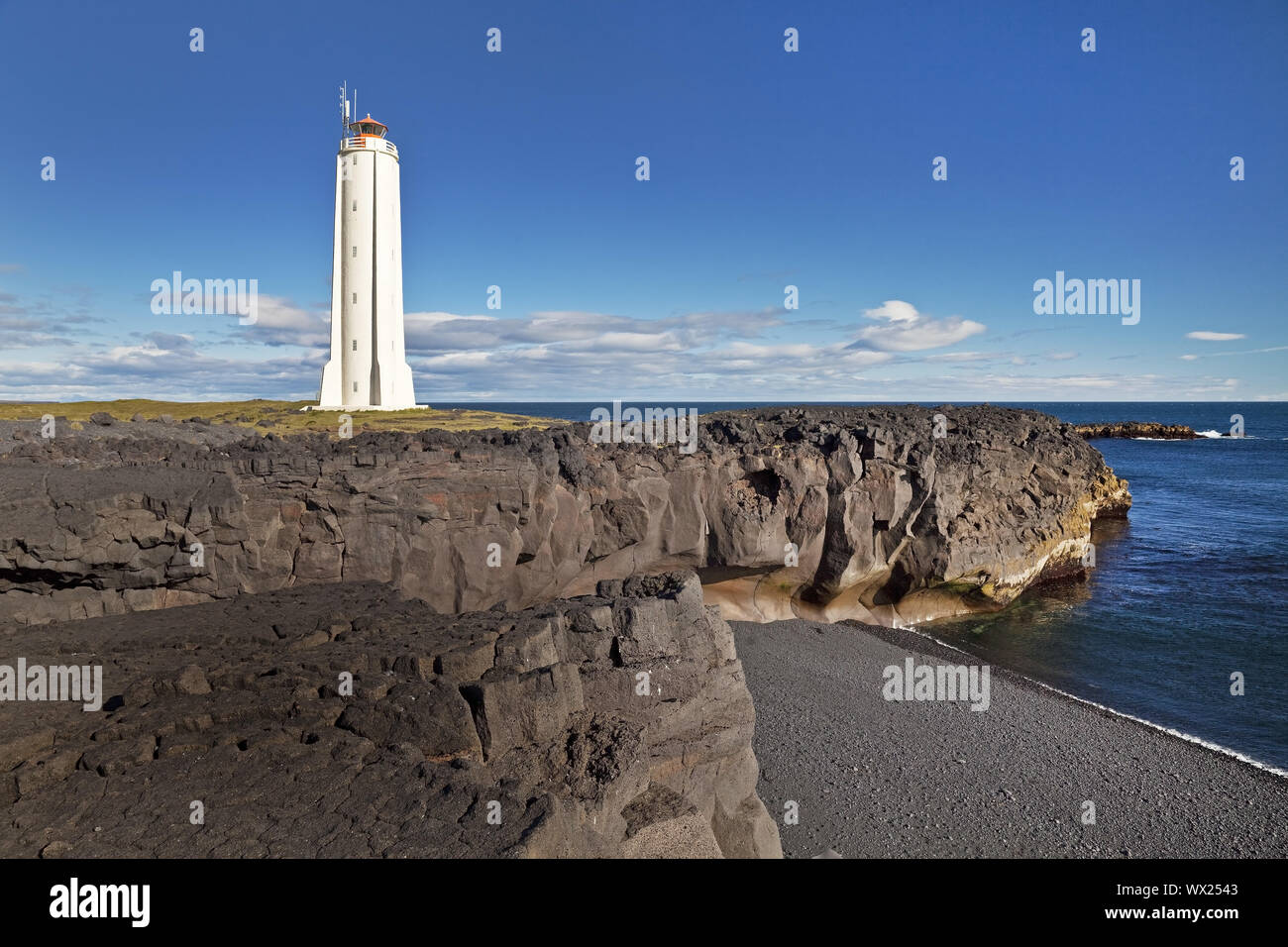 Küstenlandschaft mit den Leuchtturm von Malarrif, Snæfellsjökull National Park, Island, Europa Stockfoto