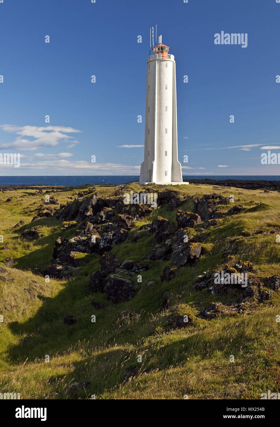 Küstenlandschaft mit den Leuchtturm von Malarrif, Snæfellsjökull National Park, Island, Europa Stockfoto