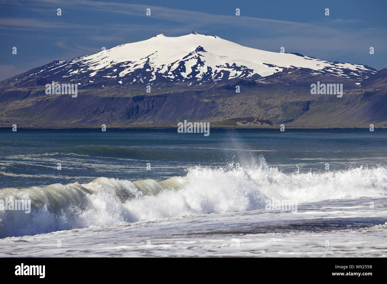Strand mit Surf, hinter dem schneebedeckten Vulkan und Gletscher, Fjorde, Snæfellsjökull Island Europa Stockfoto