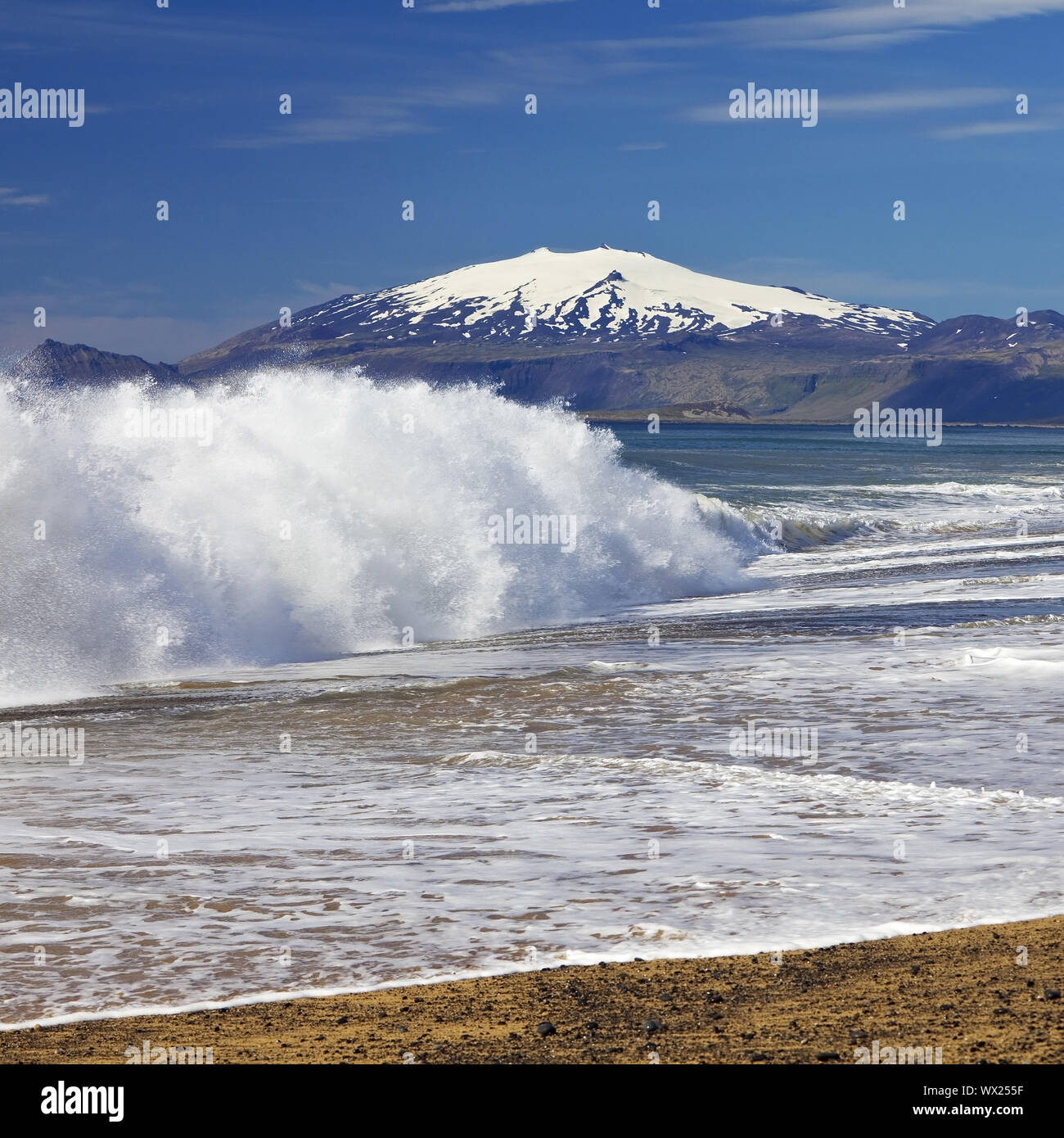 Strand mit Surf, hinter dem schneebedeckten Vulkan und Gletscher, Fjorde, Snæfellsjökull Island Europa Stockfoto