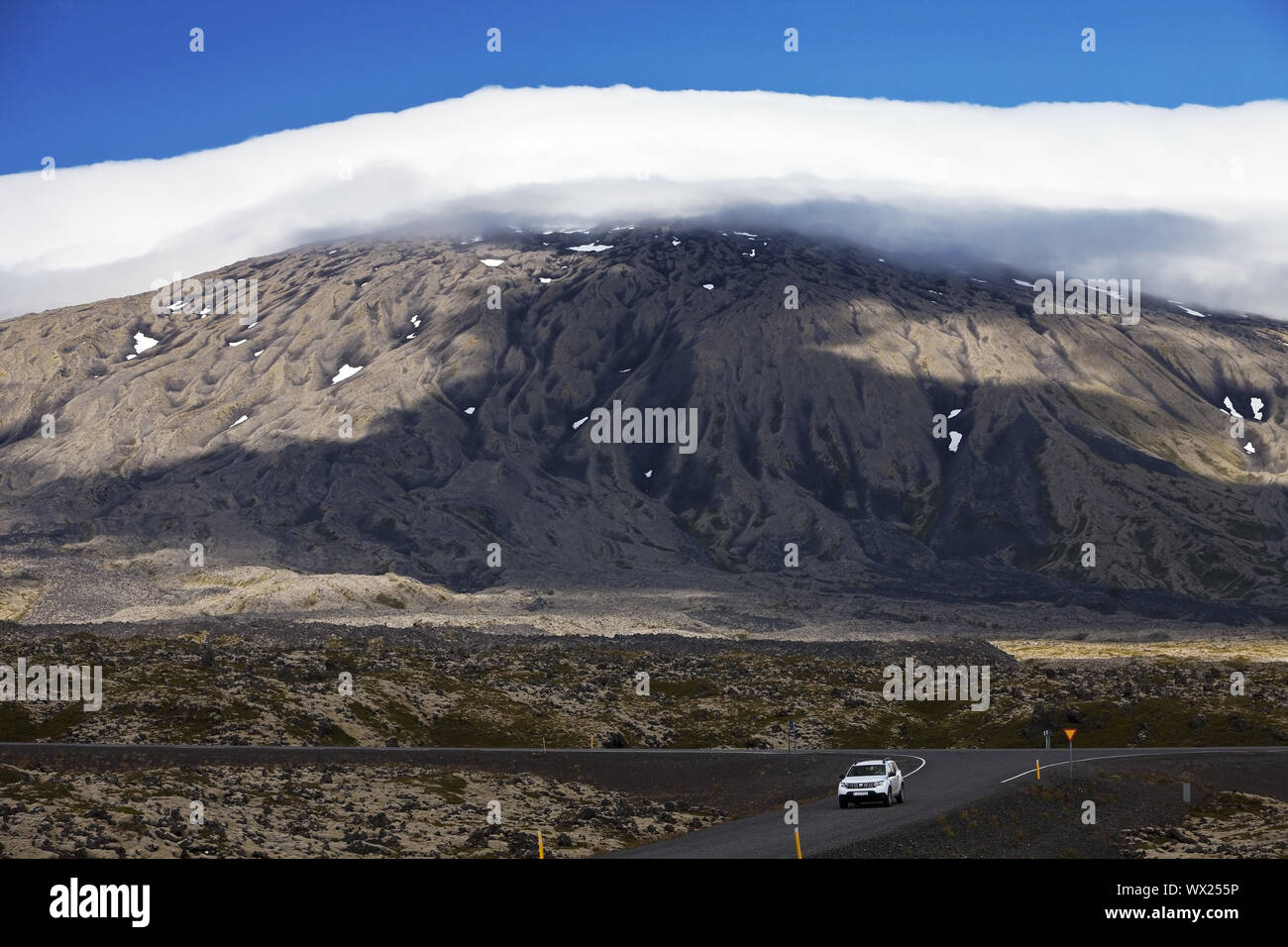 Vulkan und Gletscher Snæfellsjökull mit Gipfel in Wolken, Snaefellsnes, Island, Europa Stockfoto