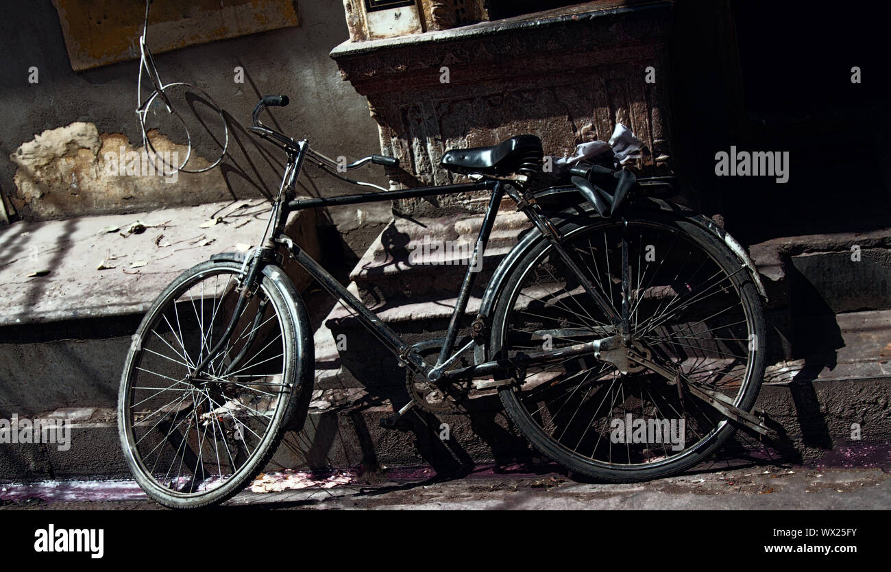 Altes Fahrrad in Schritten von Village House Stockfoto