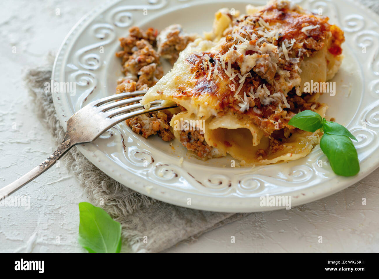 Cannelloni mit Hackfleisch, Sahne, Parmesan und frischem Basilikum. Stockfoto