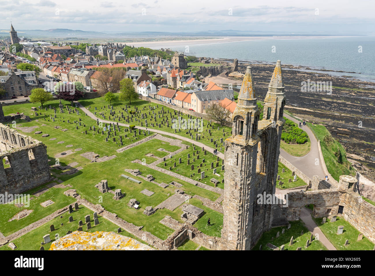 Luftaufnahme Ruine und Friedhof Kathedrale von St Andrews, Schottland Stockfoto