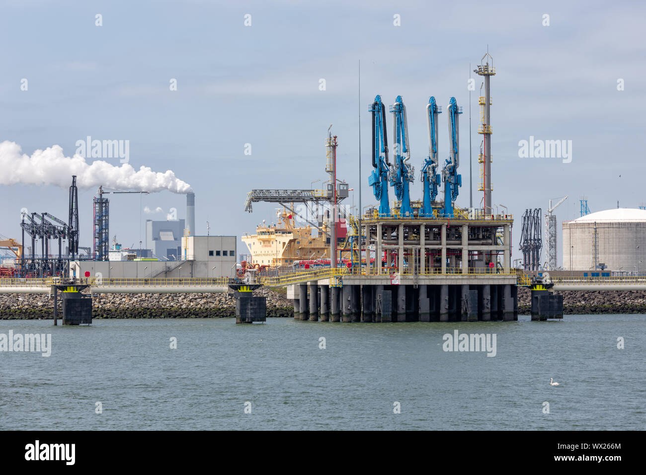 LNG-Umschlagterminal im Hafen Rotterdam, der größte Seehafen Europas Stockfoto