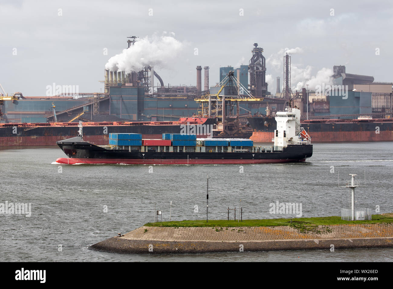 Steel Factory Dutch Harbor IJmuiden mit Cargo Carrier vor, Stockfoto