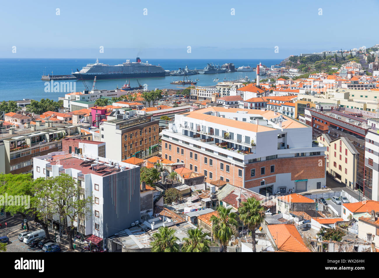 Luftaufnahme von Portugiesisch Funchal mit einem großen Kreuzfahrtschiff im Hafen Stockfoto