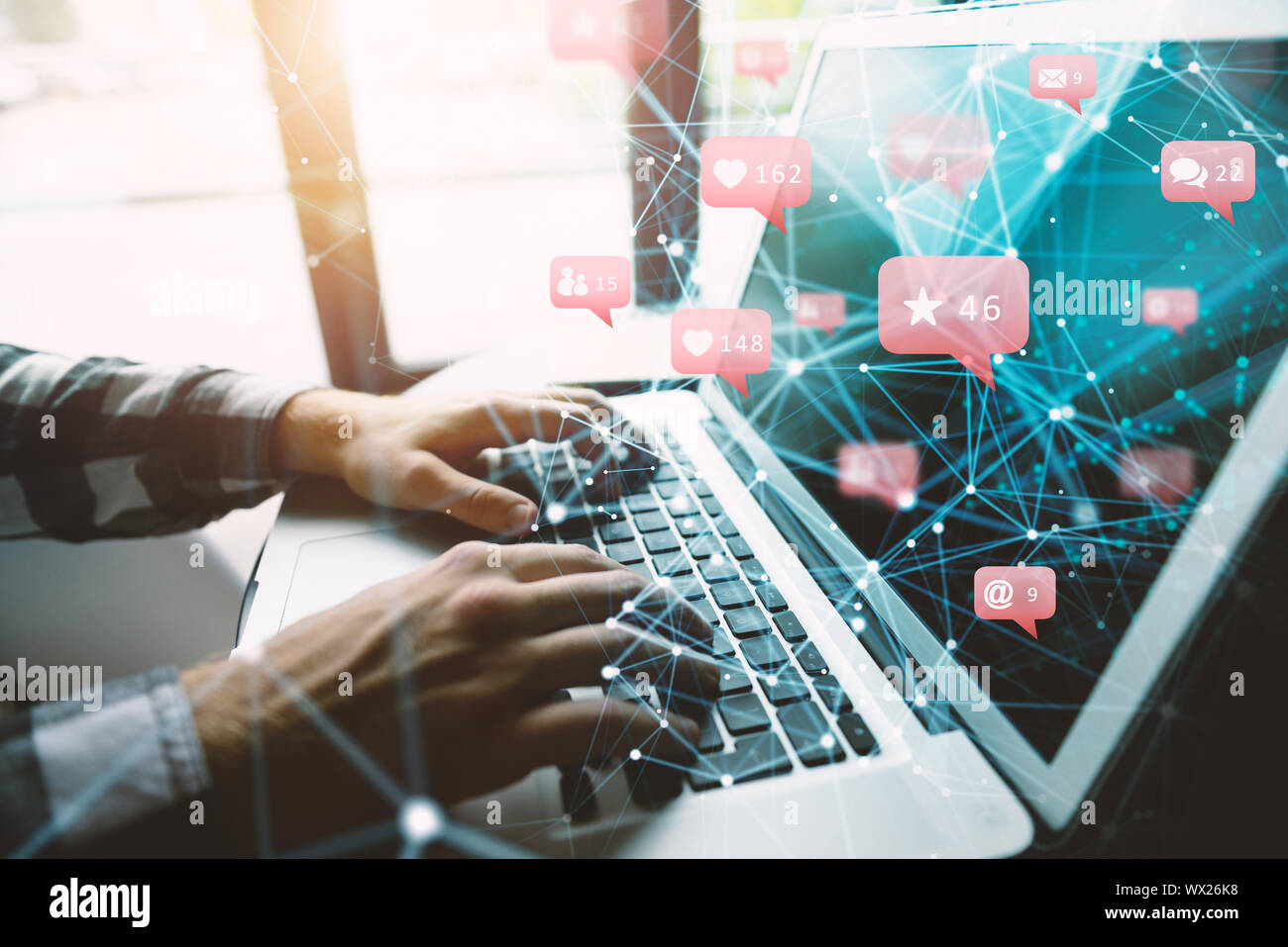 Sehr social business Mann erhält Genehmigung für soziale Medien Stockfoto