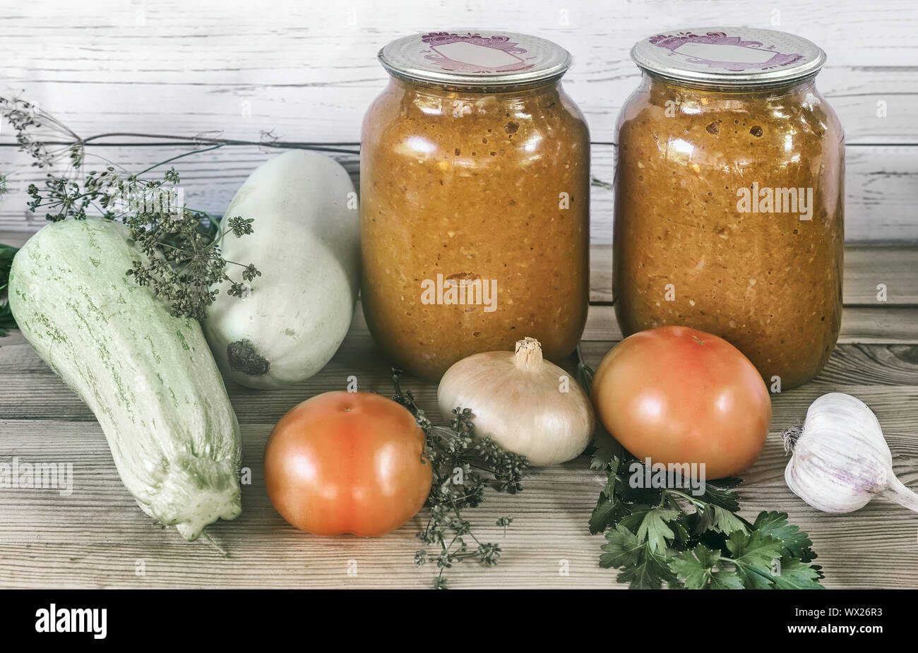 Konserven squash Kaviar mit Gemüse in Gläsern. Stockfoto