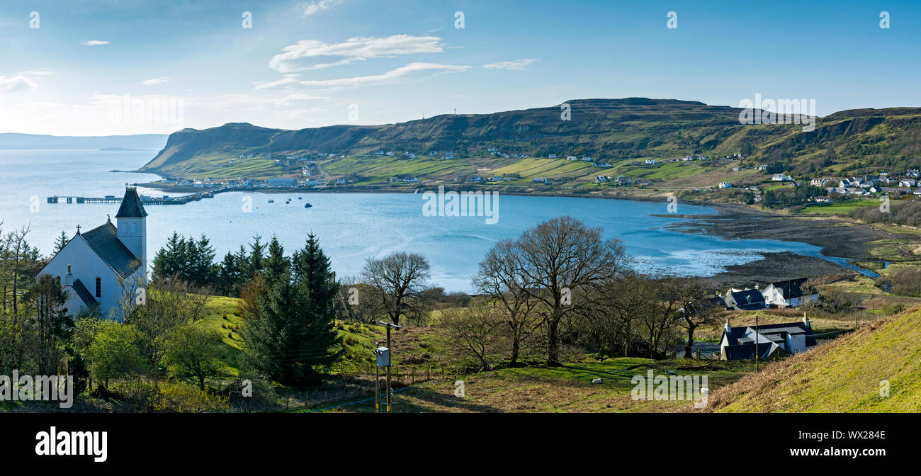 Die uig Freie Kirche, das Dorf, die Bucht von Uig Uig und der König Edward Pier, Trotternish, Isle of Skye, Schottland, Großbritannien Stockfoto