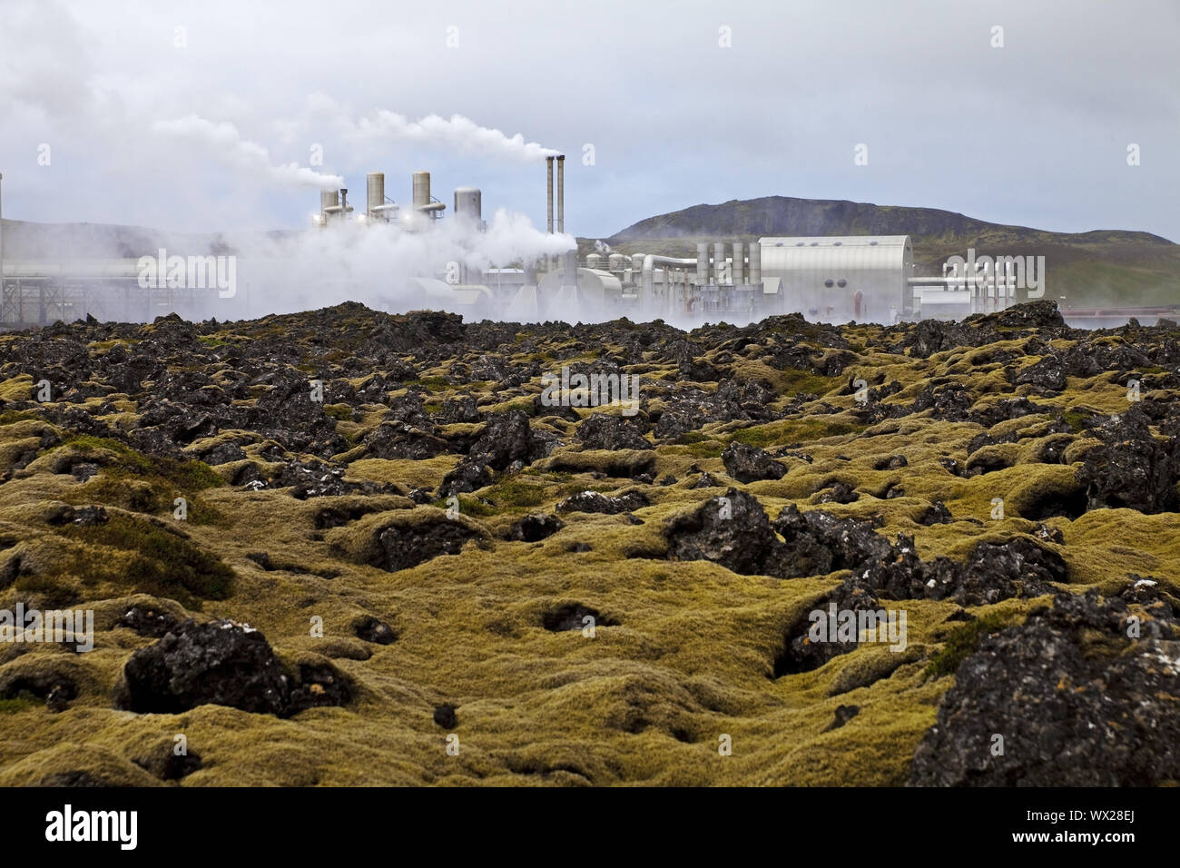 Lavafeld Illahraun mit das Geothermiekraftwerk Svartsengi, Reykjanes, Island, Europa Stockfoto