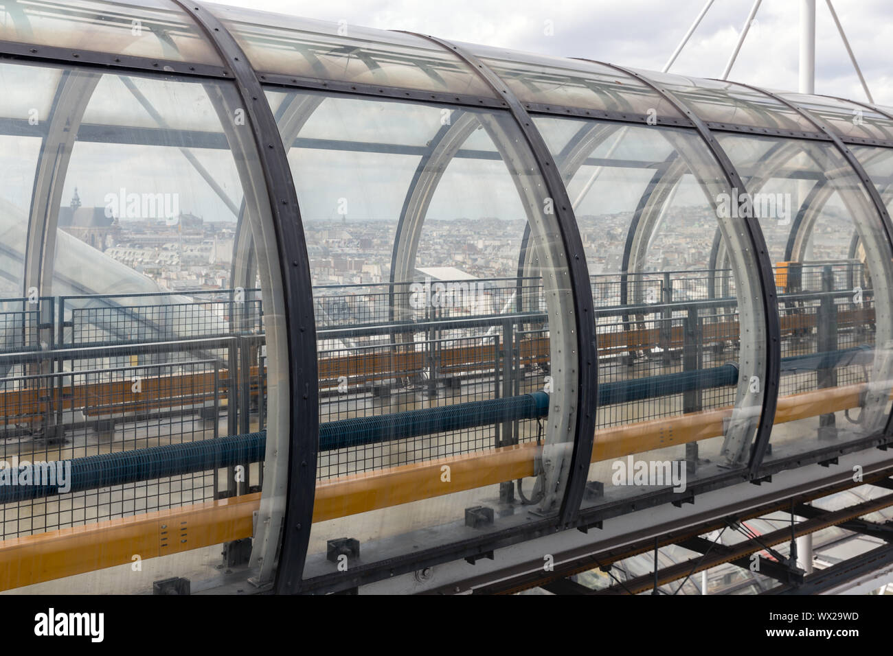 Glas Rohr Flur am Centre Pompidou mit Blick auf Paris. Stockfoto