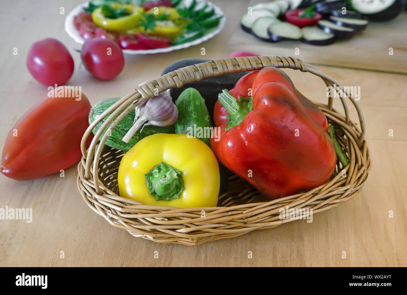 Gemüse auf dem Tisch in einem Weidenkorb. Stockfoto