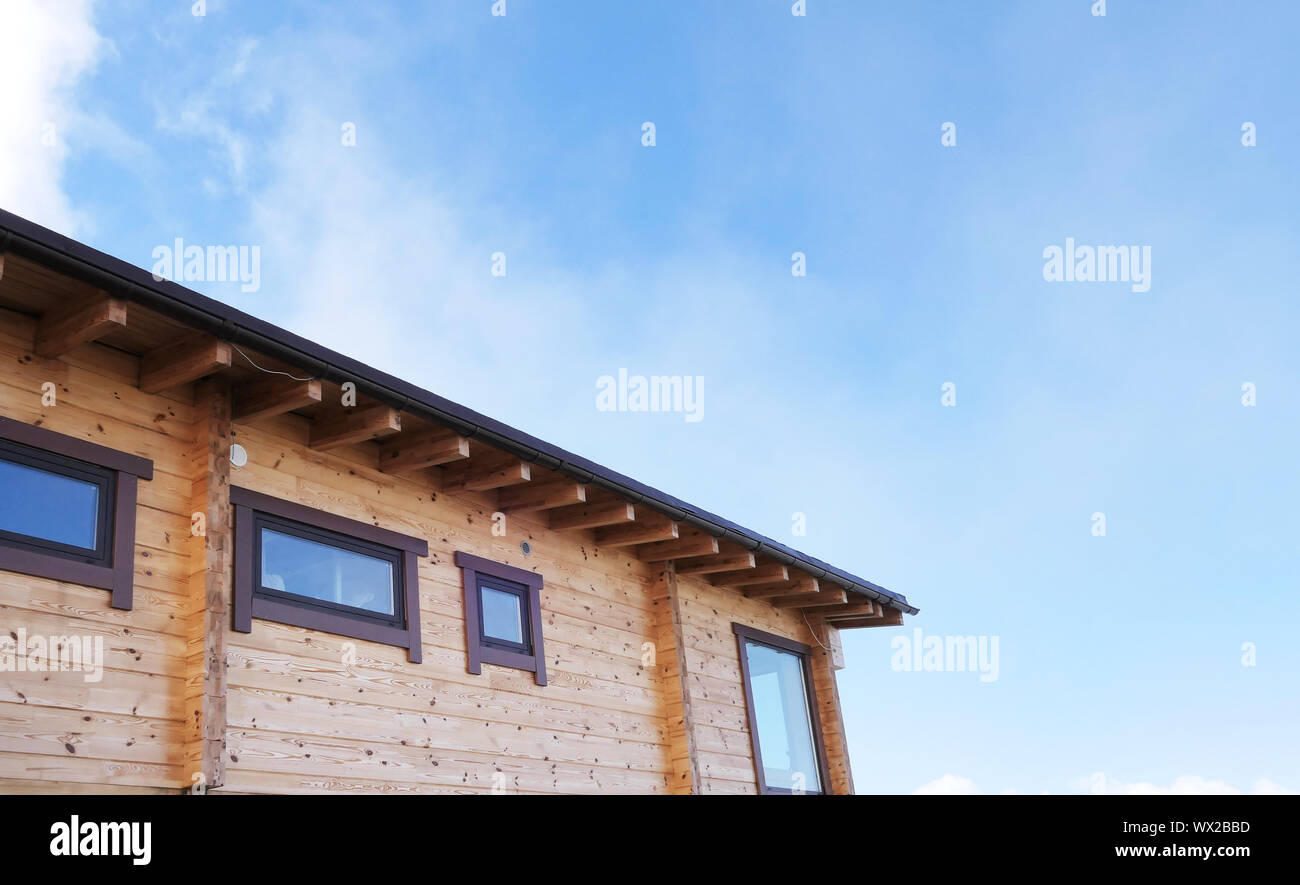 Dach der Kabine gegen den blauen Himmel Stockfoto