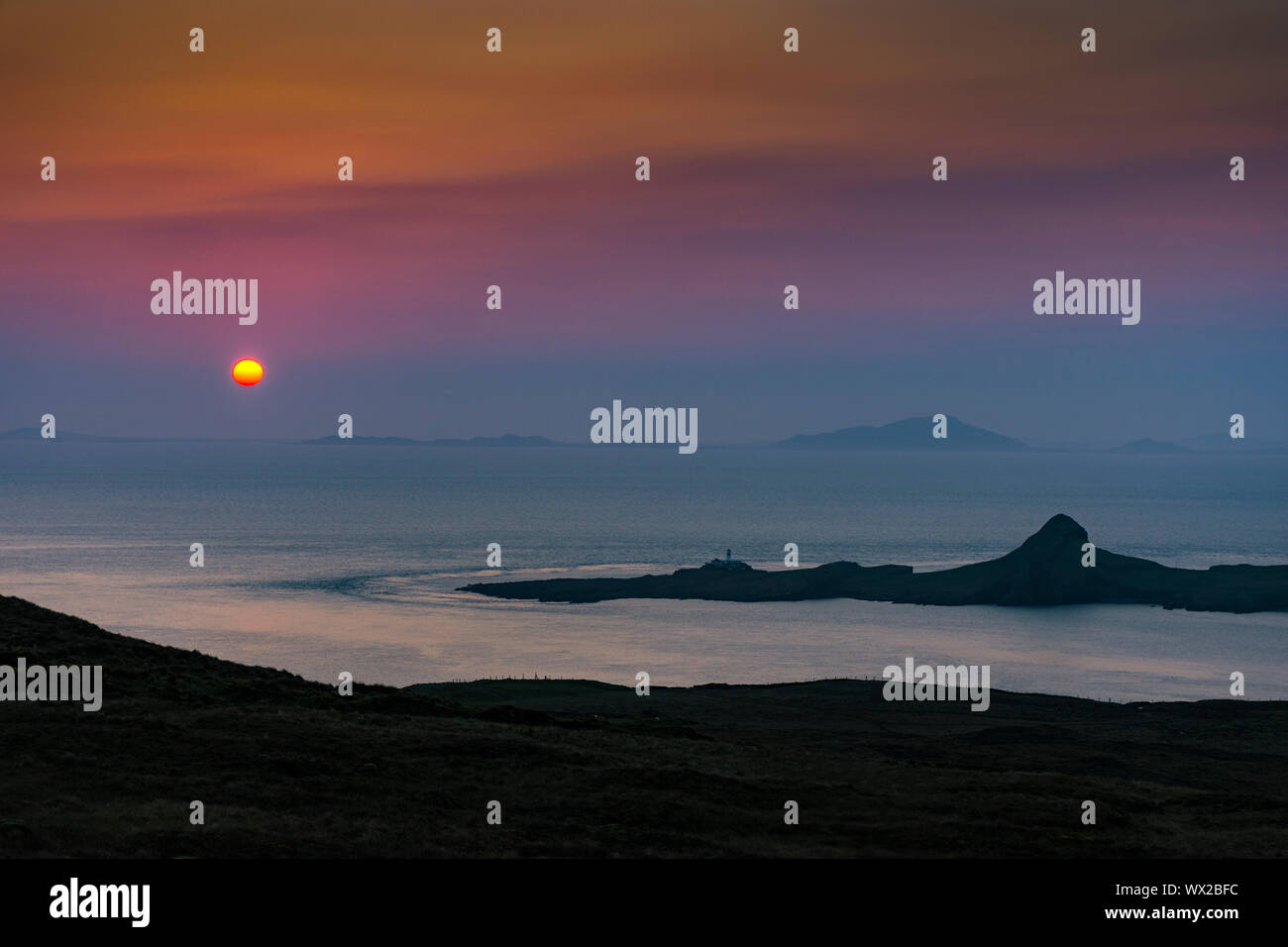 Sonnenuntergang über Neist Point und die Westlichen Inseln, aus der Nähe von Ramasaig Klippe, Duirinish, Isle of Skye, Schottland, Großbritannien Stockfoto